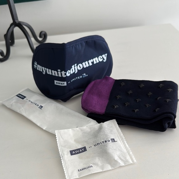 Away United Collaboration Travel Bag with Amenities - Picture 2 of 5